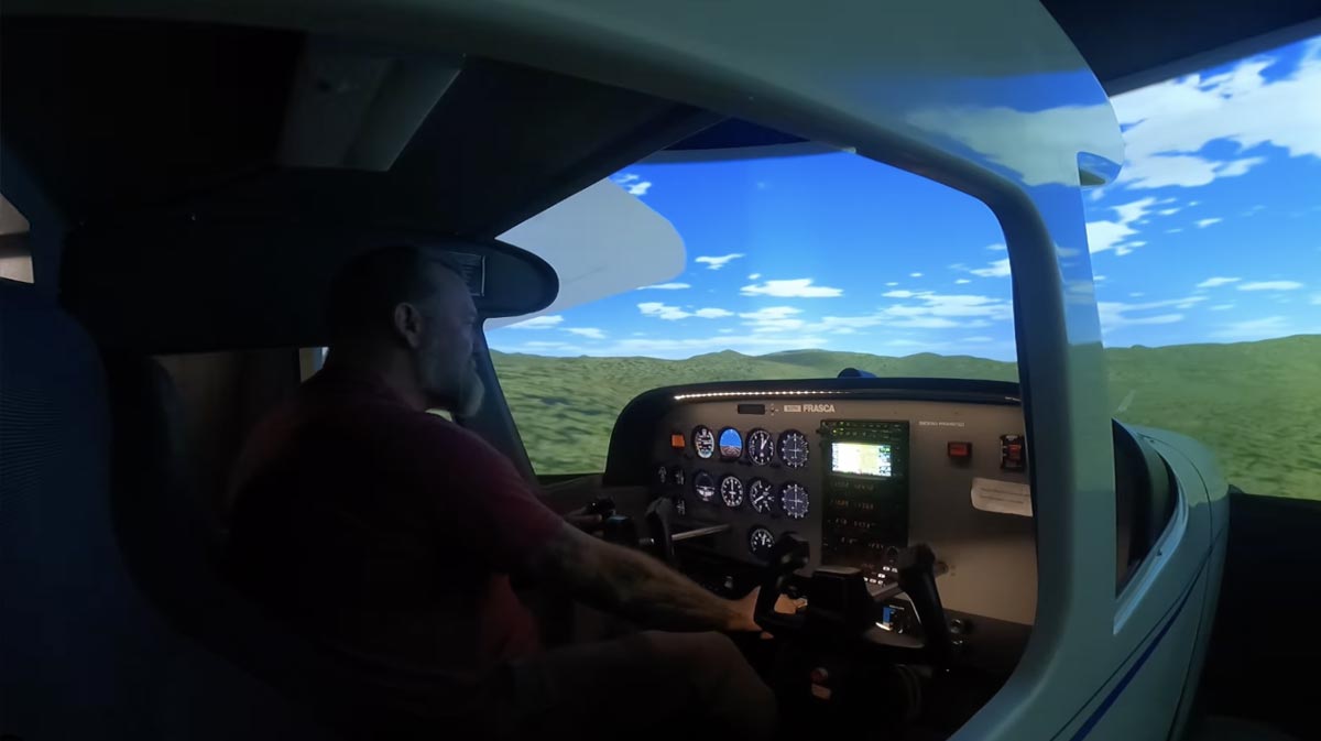 Pilot training flight simulator